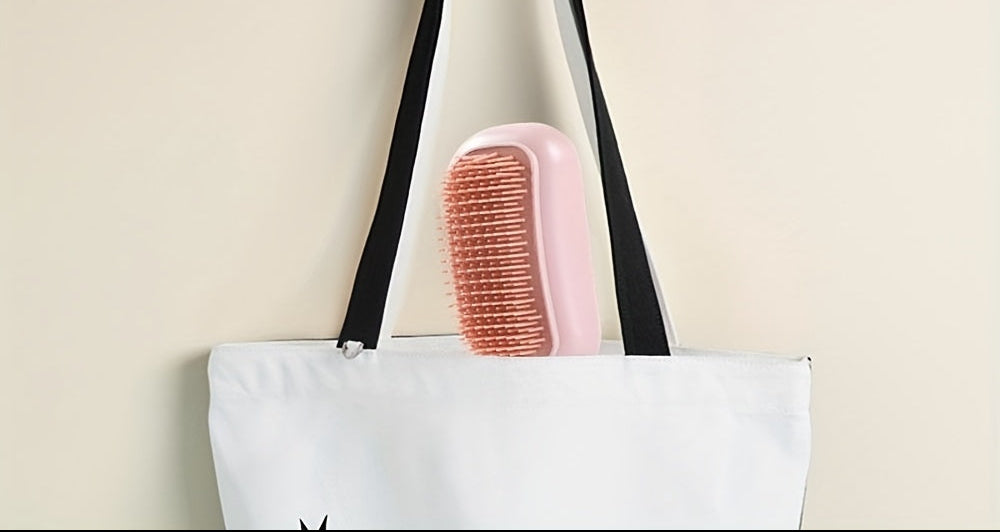 Masseur de tête ZenHead anti-stress, format portable tenu dans la main
